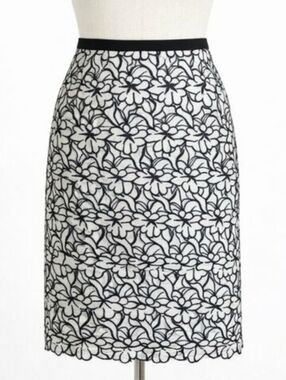 Vintage NICOLE MILLER COLLECTION Black White Floral Lace Skirt Embroidery Cutout